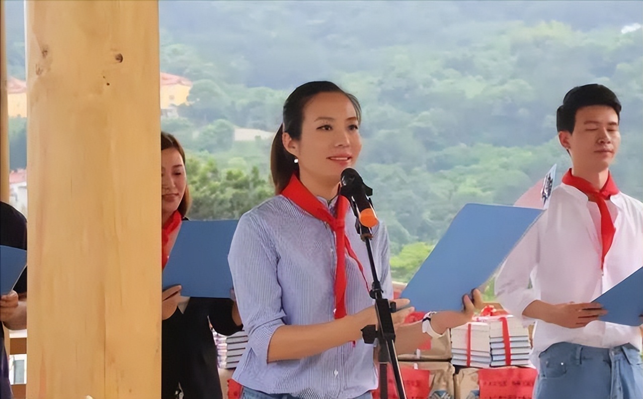 央视新闻联播主播宝晓峰个人简历,中央新闻联播主播宝晓峰简介