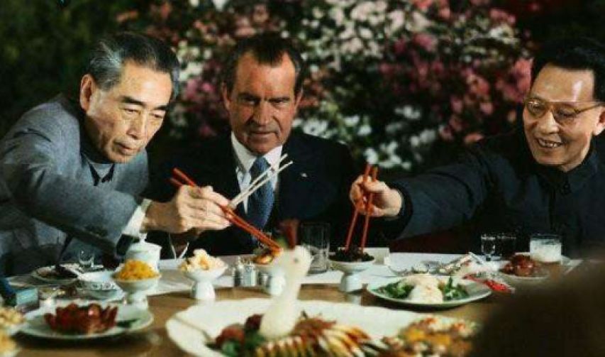 尼克松访华：假装讨要烟盒上的熊猫图案，周总理直接送出两只真的