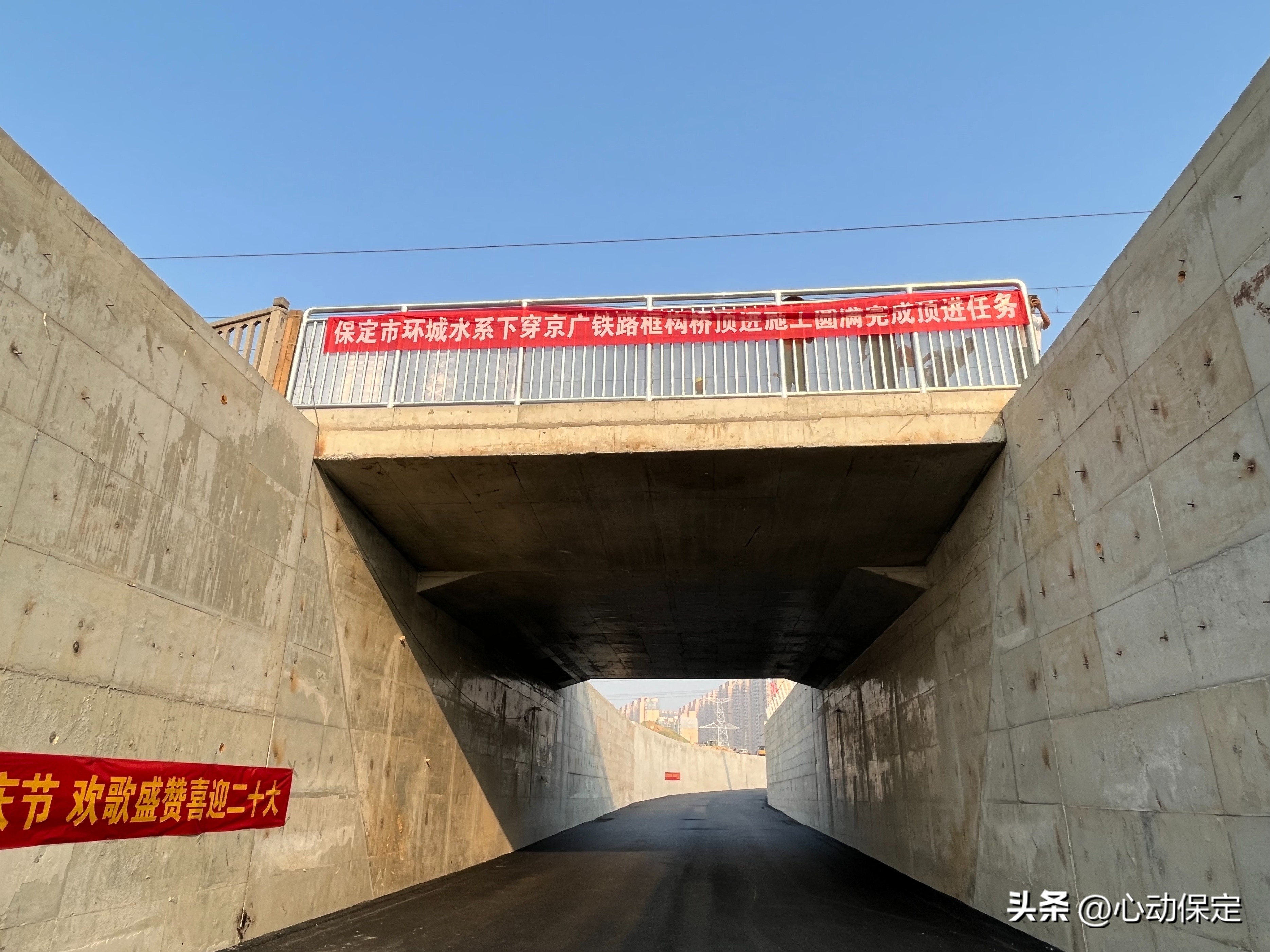 一湾碧水穿城过一幅美景入画来,一湾碧水潺潺