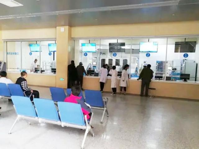 她拒绝减胎，冒着风险产下4胞胎，今全家帮忙带娃的场景让人羡慕