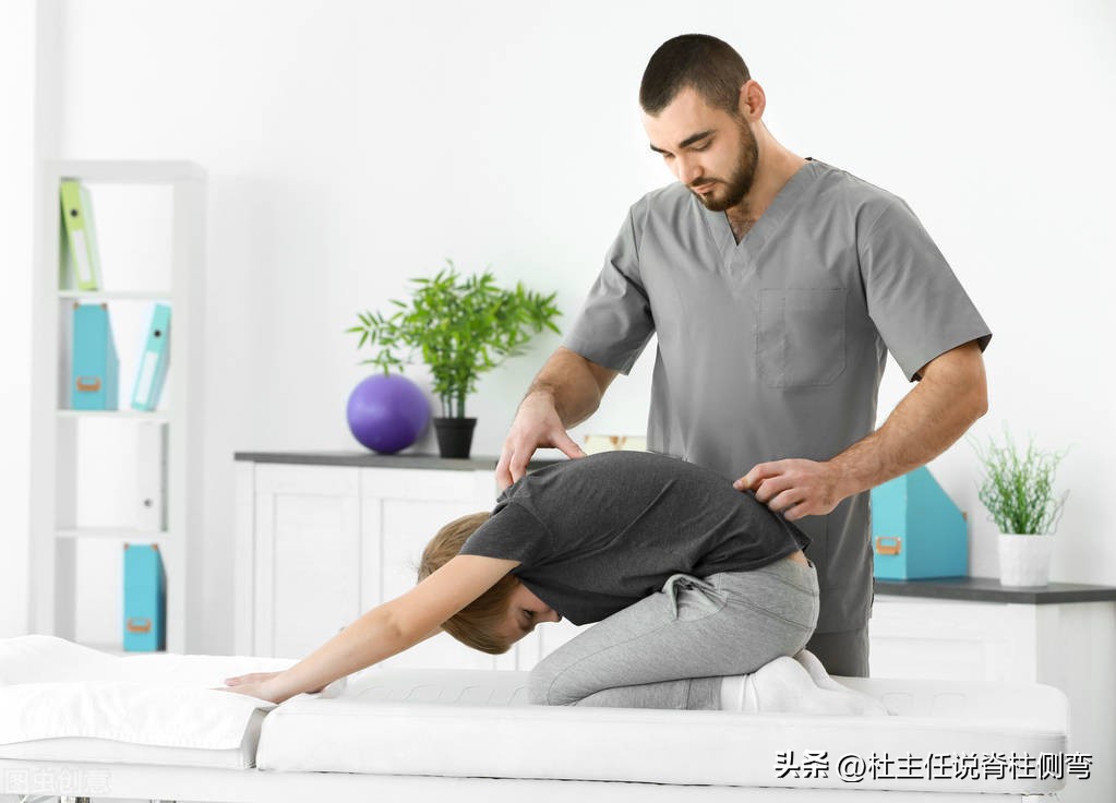 43岁女孩确诊脊柱侧弯症,中学14岁女生患脊柱侧弯20度