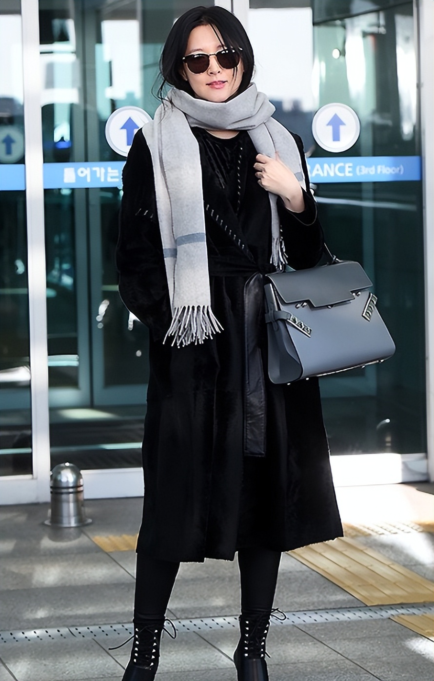 李英爱着装风格解析,李英爱穿黑色礼服