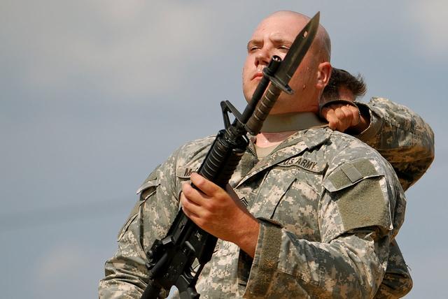 美军近战搏斗利器除了能切肉更能断铁丝网