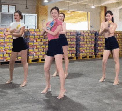 谈“色”色变的国内网友，网暴了无穷小亮和椰树集团