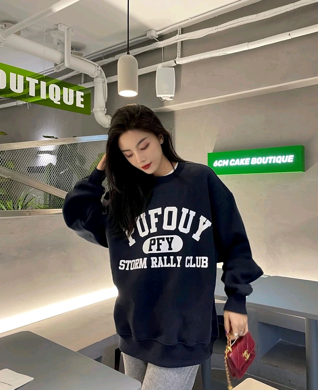 时髦的女人都穿卫衣减龄又好看,减龄卫衣穿出青春活力范