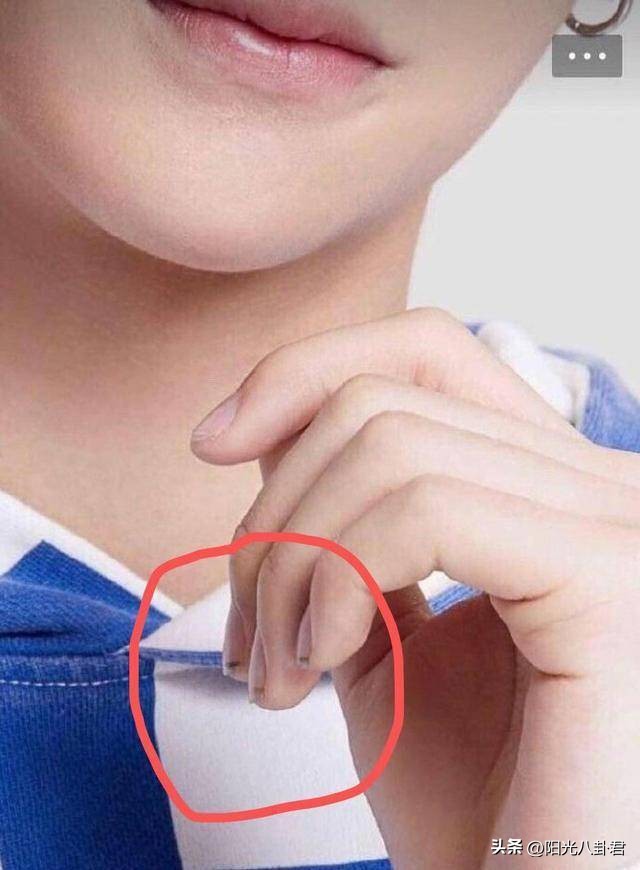 杨颖早期魅惑烟熏妆曝光,杨颖脚趾甲被吐槽不美观