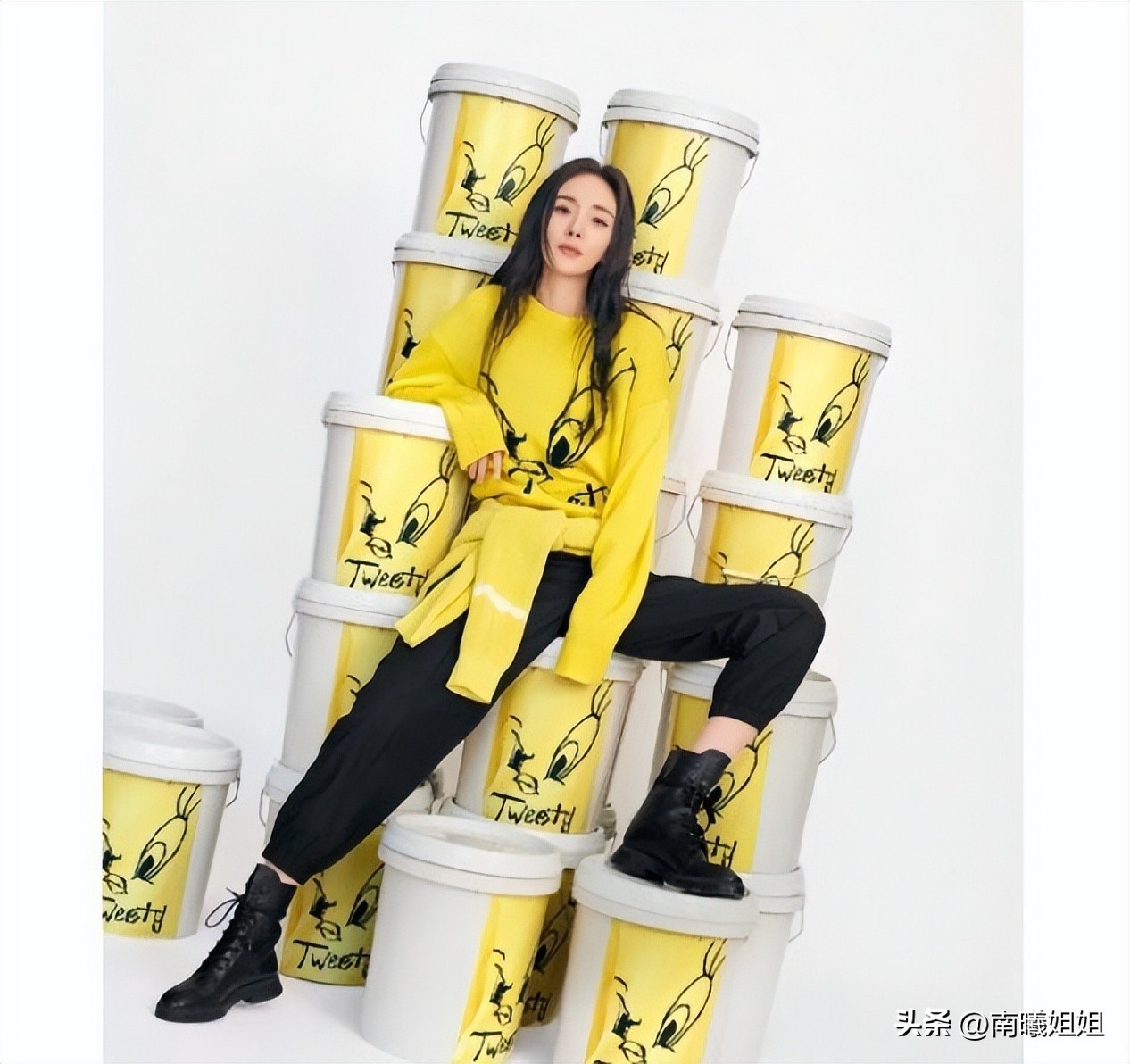 杨幂同款镂空马丁靴显腿粗吗,杨幂带火的鞋子素材