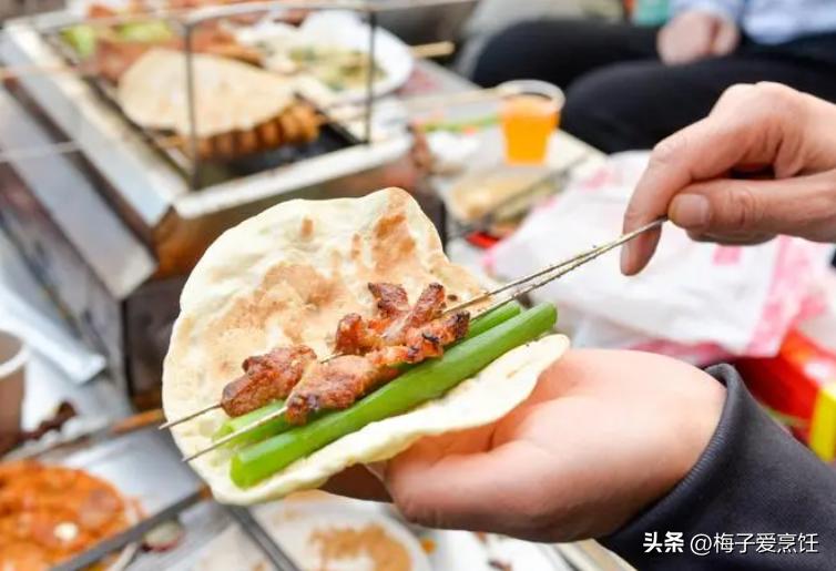 淄博烧烤火爆外地游客暴增,淄博烧烤各地游客慕名而来