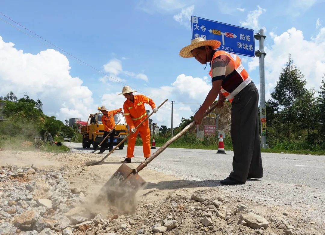 为坚守岗位的交通人员点赞,为这些奋斗在第一线的工人们点赞