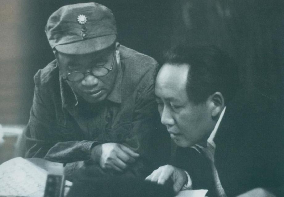 52年毛主席游孔庙，对旁人打趣地说道：我考考你们，孔子姓什么？