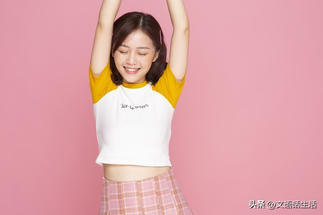 昨天上完一节古筝课，别班的一个同学来拿衣服，丝毫不理会我们