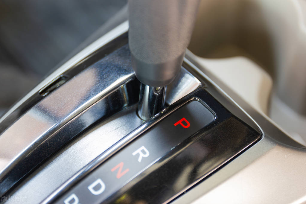 长时间停车不熄火挂p还是n挡,自动驻车停车后挂n挡还是p挡