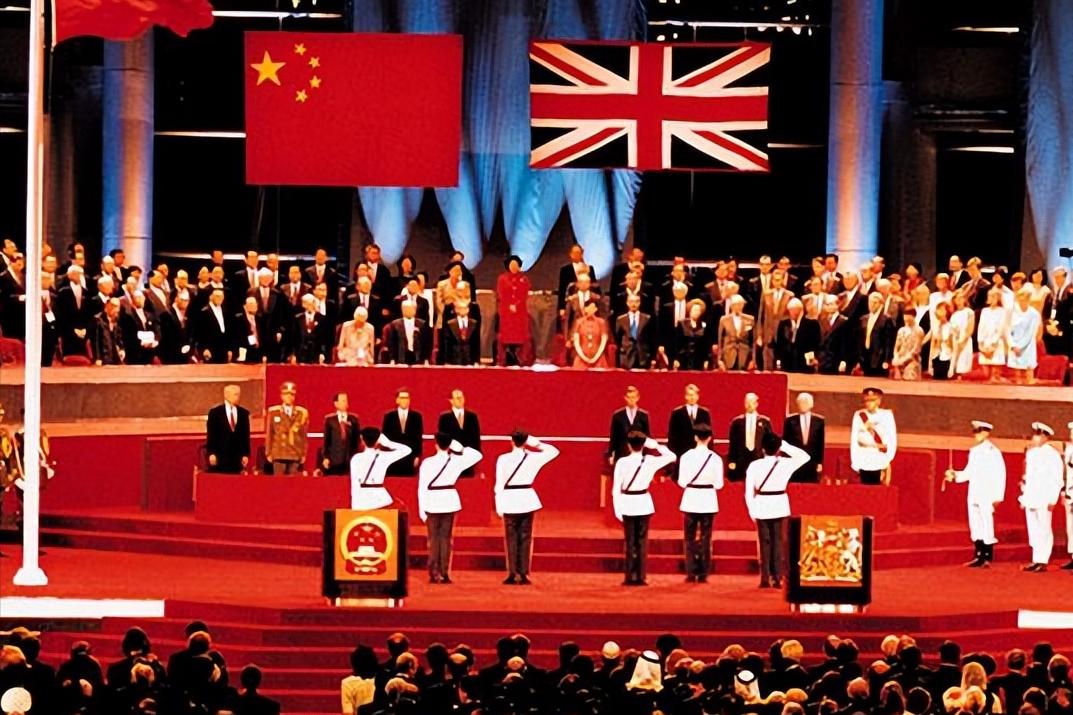 父亲挣的钱从来不帮家里,父亲赚钱却舍不得给儿子花