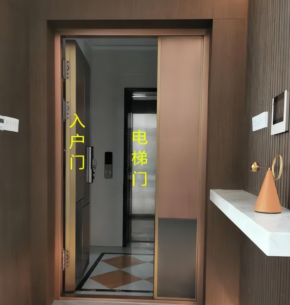 电梯对大门要怎么样解决,电梯门对着住户门怎么化解