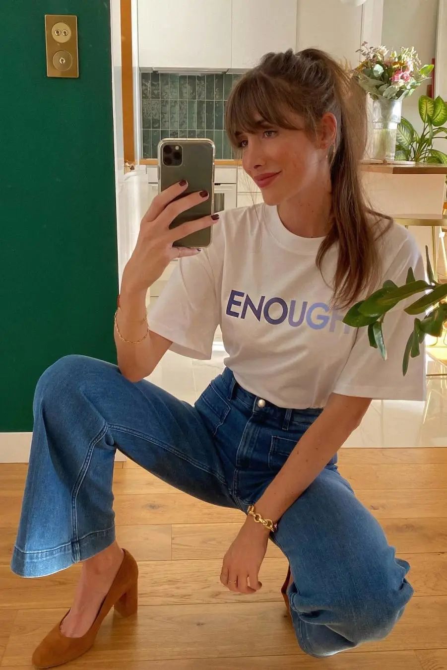 直筒牛仔裤小白鞋穿搭,小白鞋牛仔裤秋冬穿搭图片