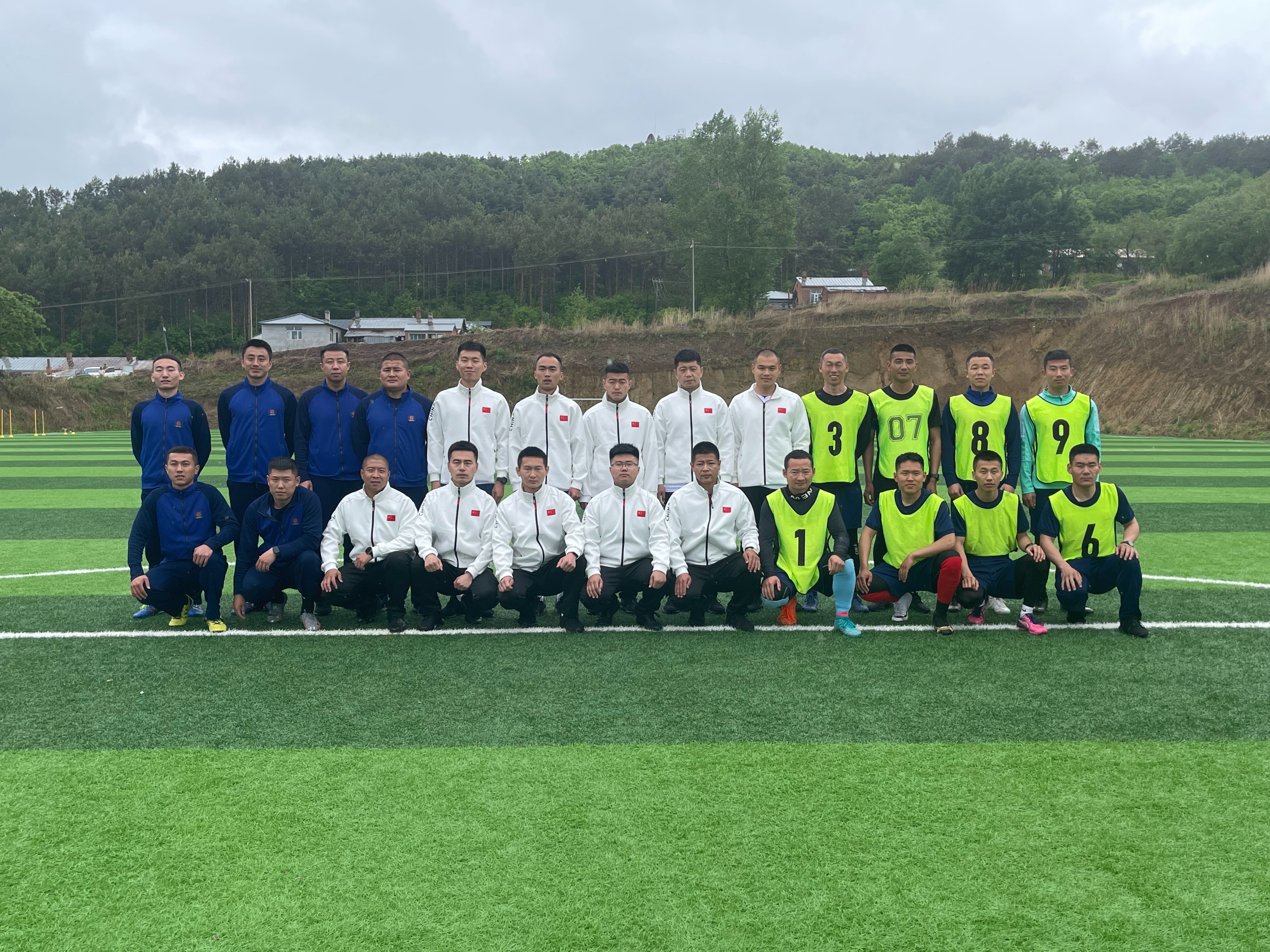 雨中驰骋绿荫，足球精神必赞——抚远大队组织“东极火焰蓝”杯足球对抗赛