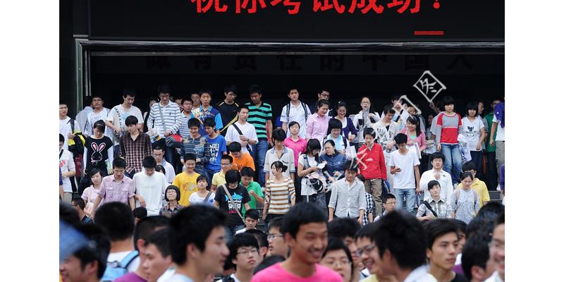 “姐，妈住院了，给5万”“你啥时候换妈了？我陪我妈逛街呢”