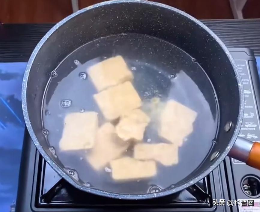 吃一块军用压缩饼干,吃一块军用压缩饼干就能顶一整天