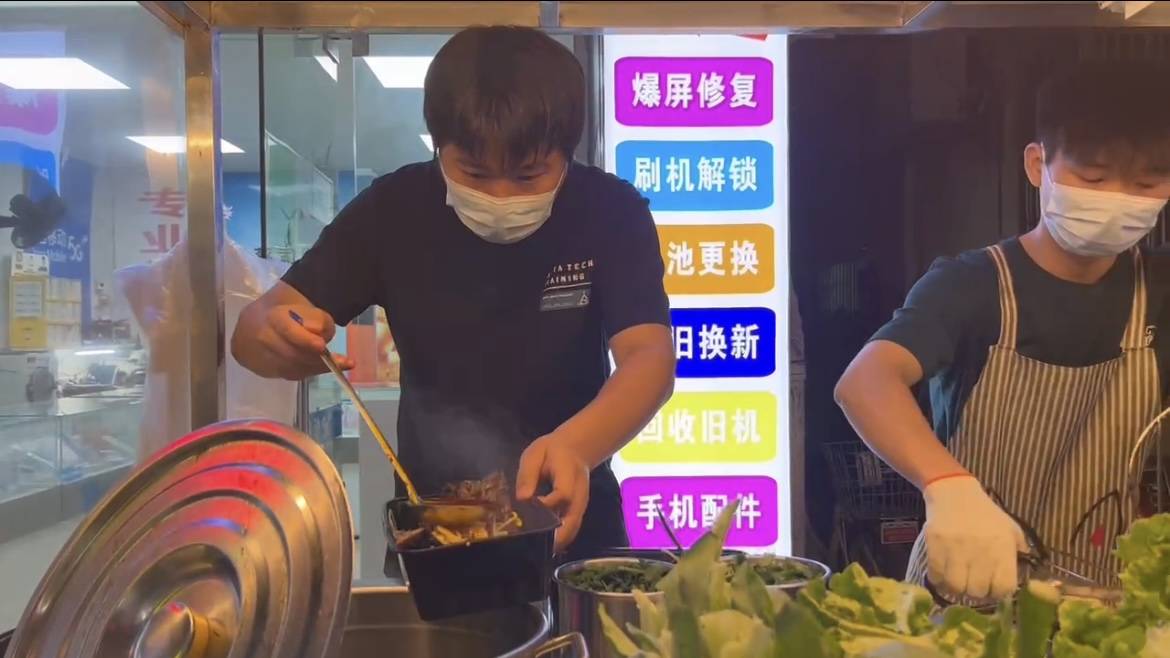 大学生创业摆摊卖烤鱼,农村小伙靠卖烤鱼赚钱