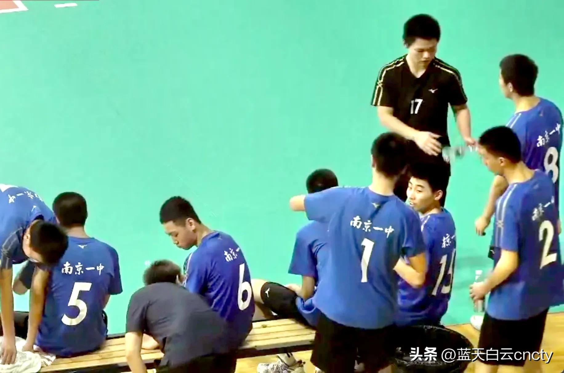 U17江苏男排再创奇迹，3:0掀翻四川挺进决赛，15岁仲其恒闪耀全场