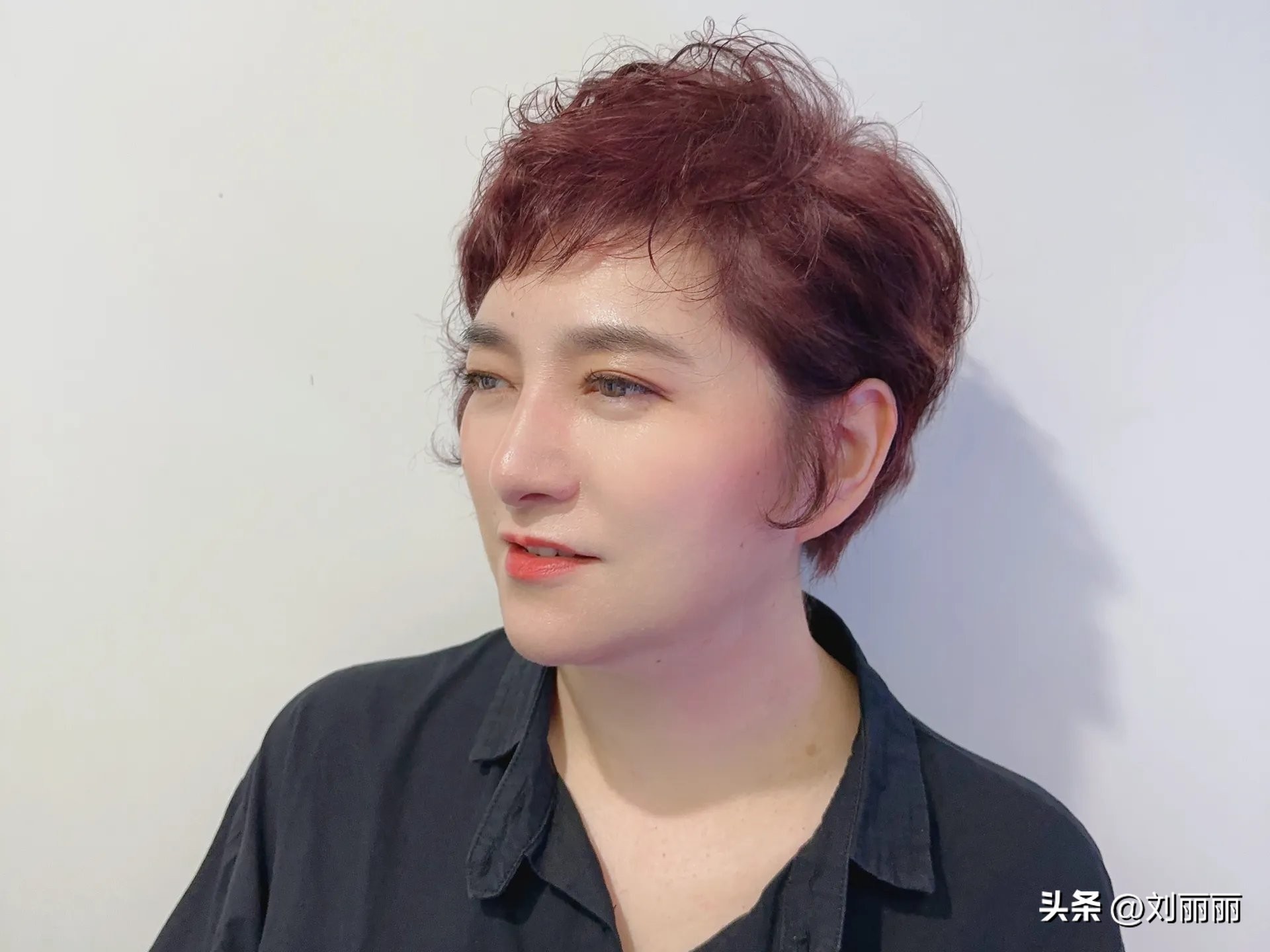 狼尾鲻鱼头锁骨发纹理烫女生,适合鹅蛋脸型的纹理烫短发