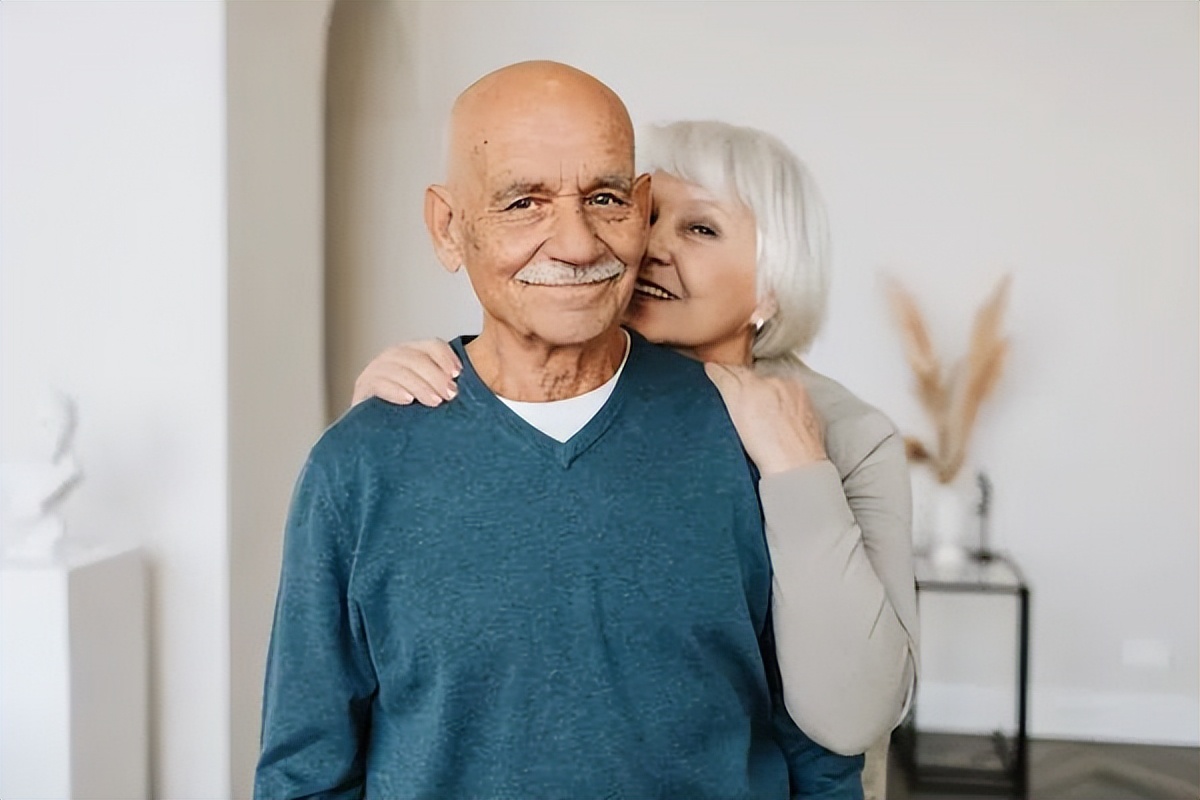 女子感染新冠后一夜白头,女子感染新冠黑发变白发