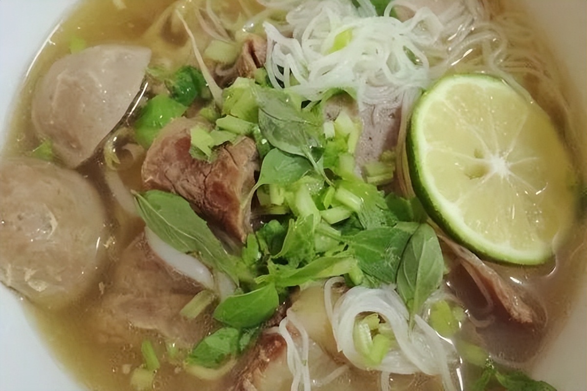 泰国曼谷街头美食草莓冰沙,泰国曼谷nana吃美食