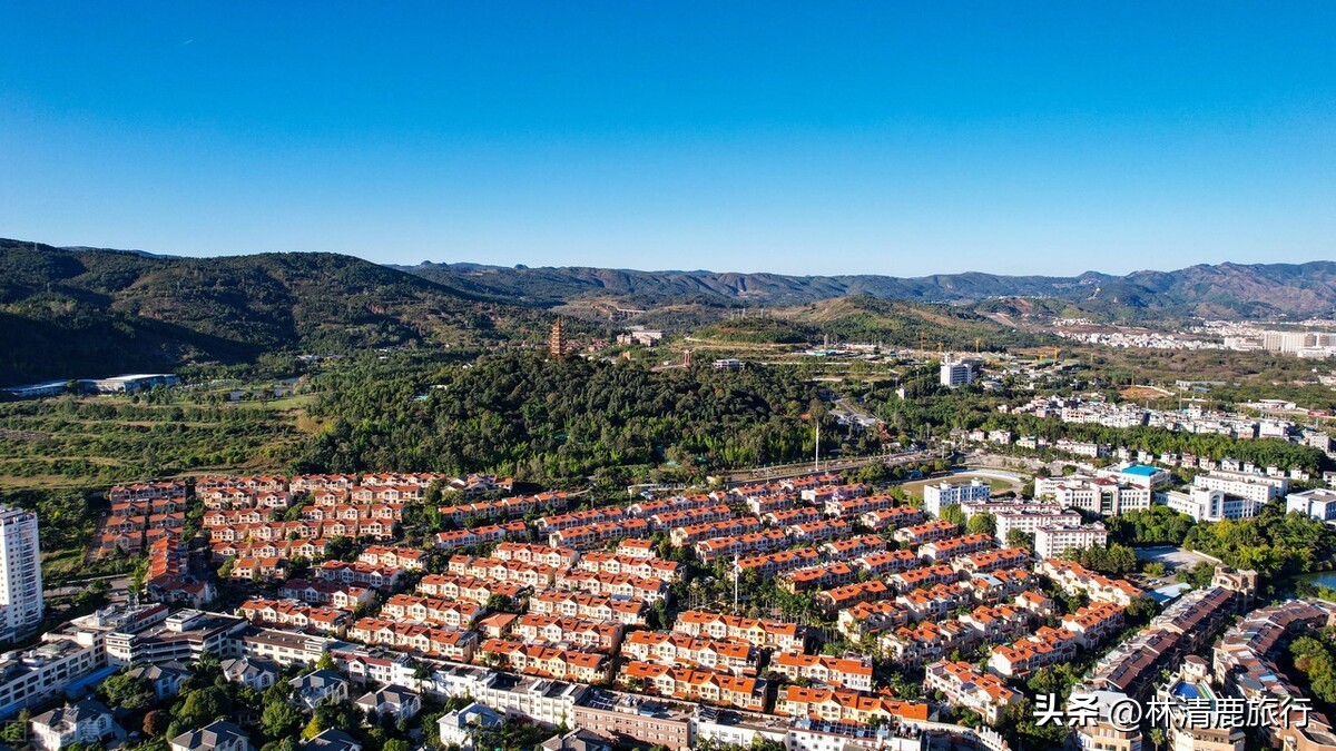 半城温泉半城湖！这座县级市冬暖夏凉，外地人坐高铁来避暑