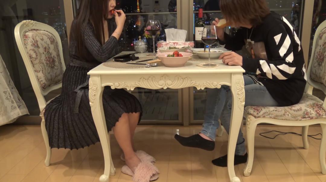 日本小哥同时被15个富婆*养包**，在镜头前唉声叹气：月入百万，很累