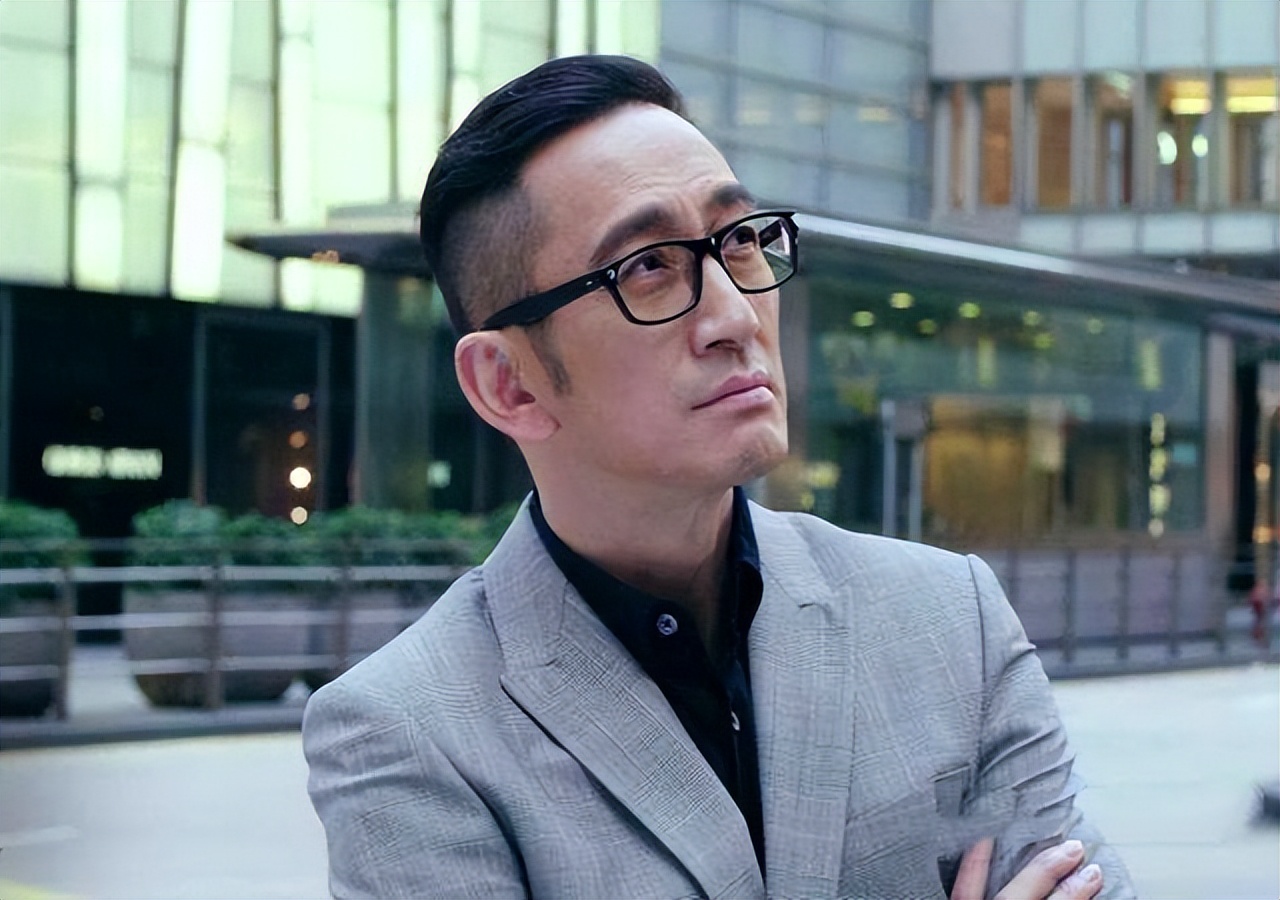 60岁吴姓港星，内地宝刀不老风流倜傥，美女网红富婆追爱为其庆生