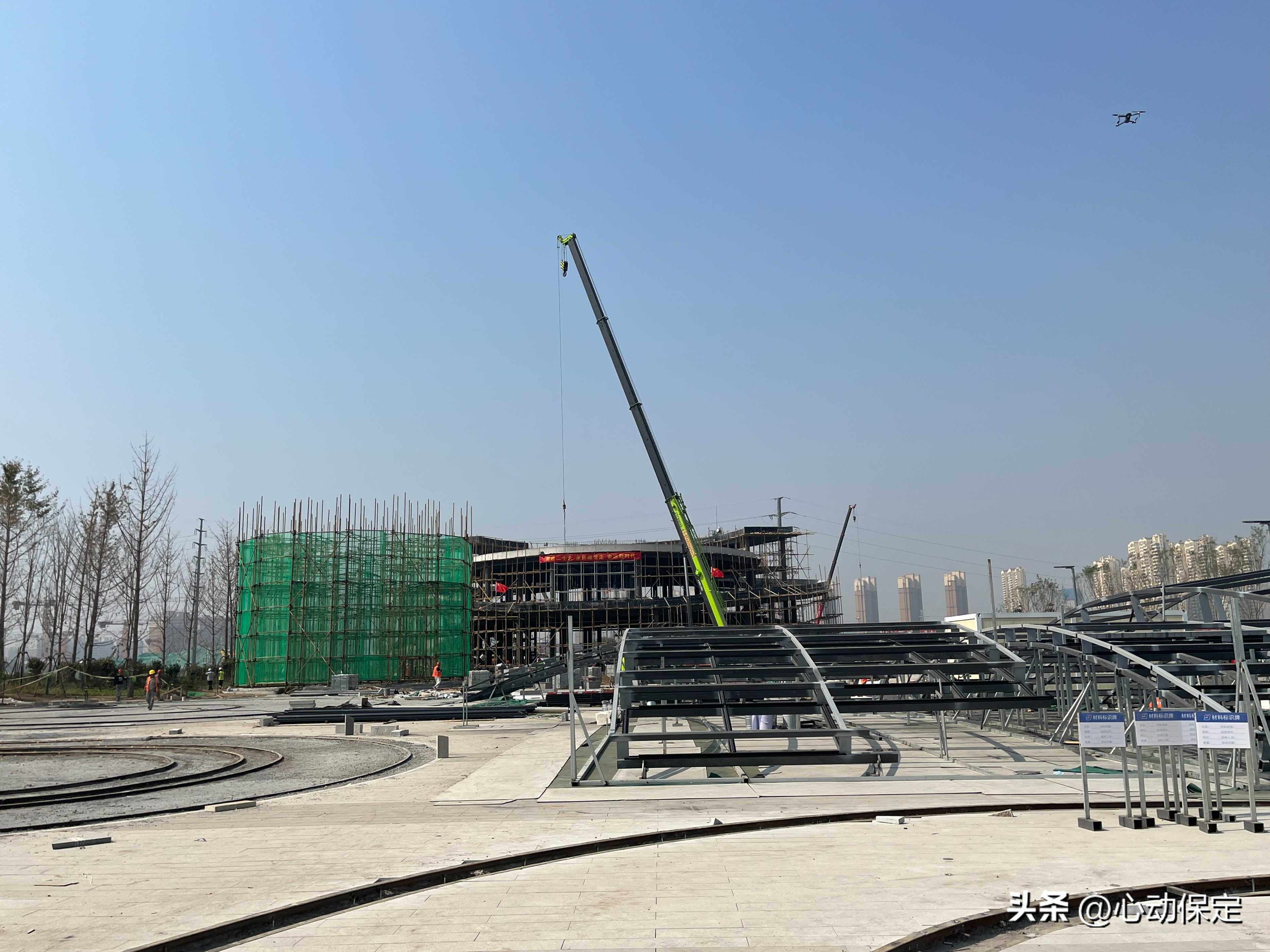 一湾碧水穿城过一幅美景入画来,一湾碧水潺潺