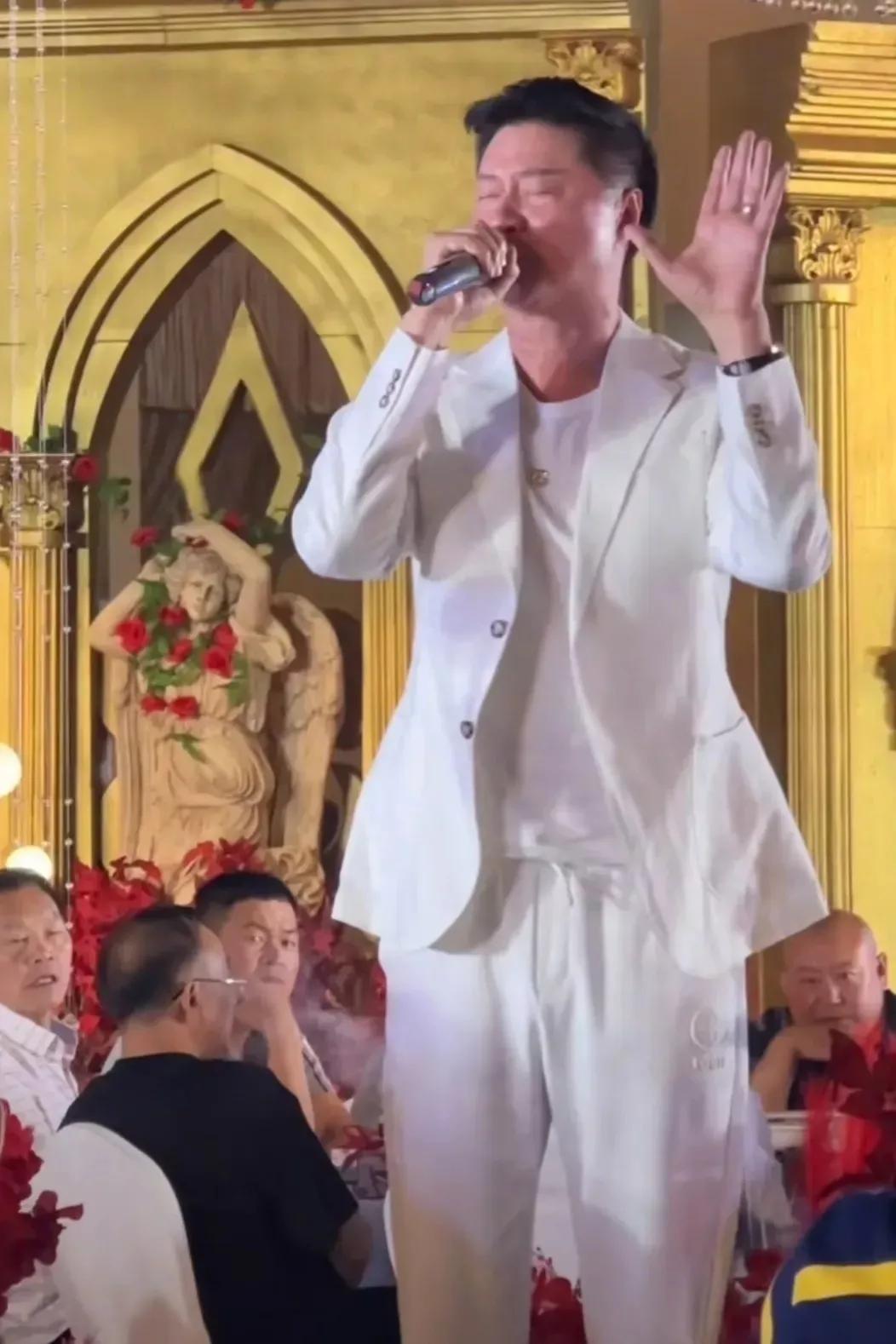 范冰冰和爸爸同台献唱,范冰冰爸爸参加婚礼照片