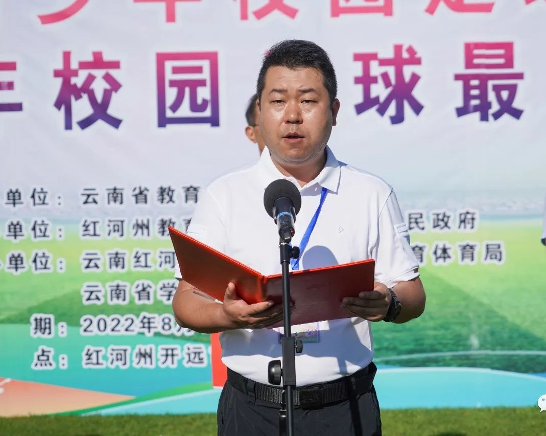 看着赛场上意气风发的少年,赛场上飞奔的少年挥洒着汗水