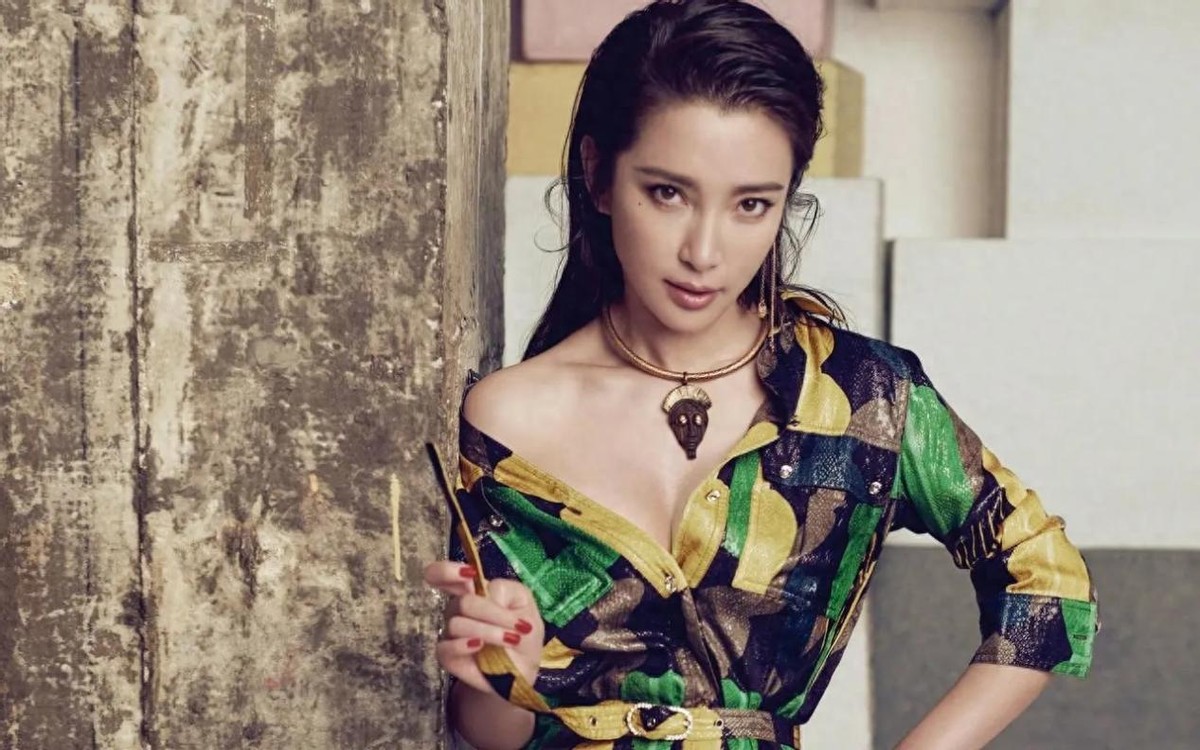 趋炎附势谄媚逢迎，讨好大佬陪睡上位，白莲花李冰冰现形记