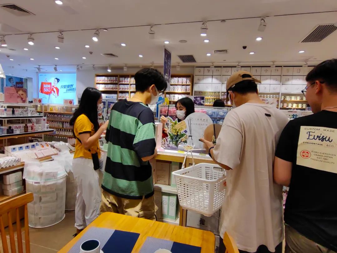 出道失败只因“不是男的”？她的同款“大师香薰”如今却全网疯抢