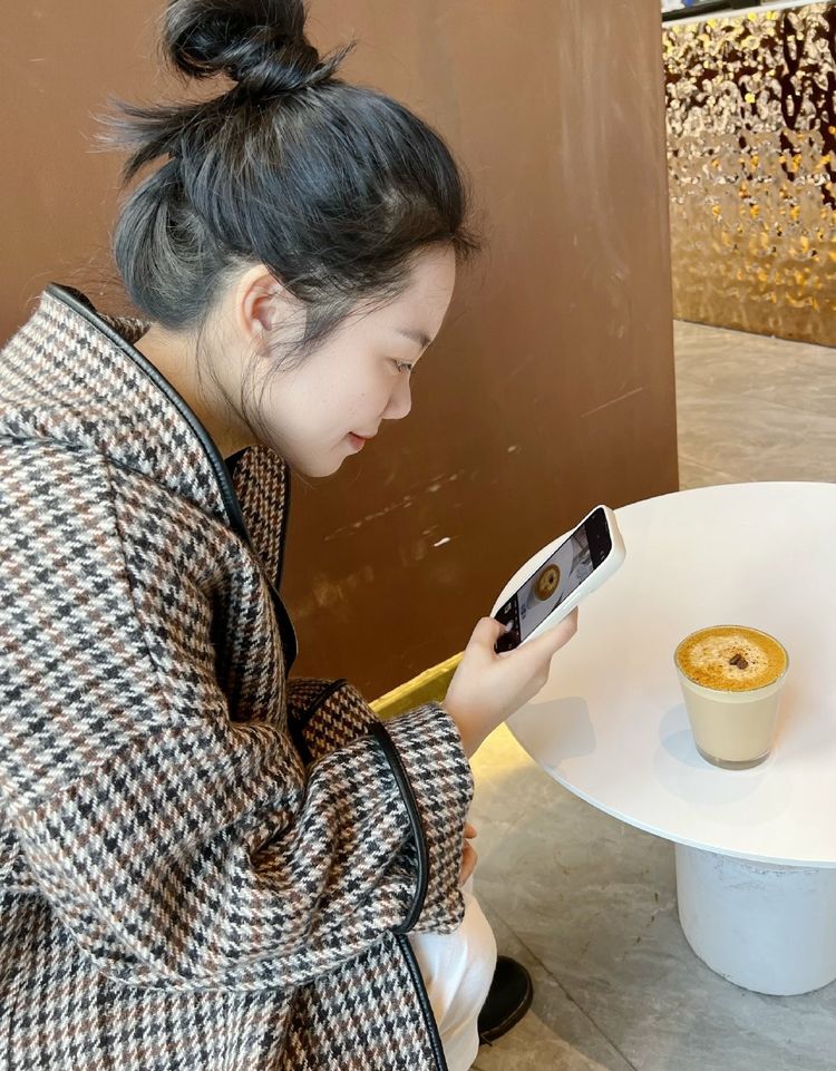 春季穿搭不用愁，千鸟格大衣高级穿搭，不会的照穿就好