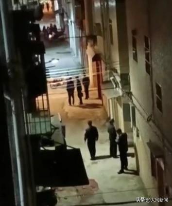 警方上门抓捕偷狗疑犯，其妻将毒狗药倒入厕所下水道不慎中毒亡，当地环保局正检测水质