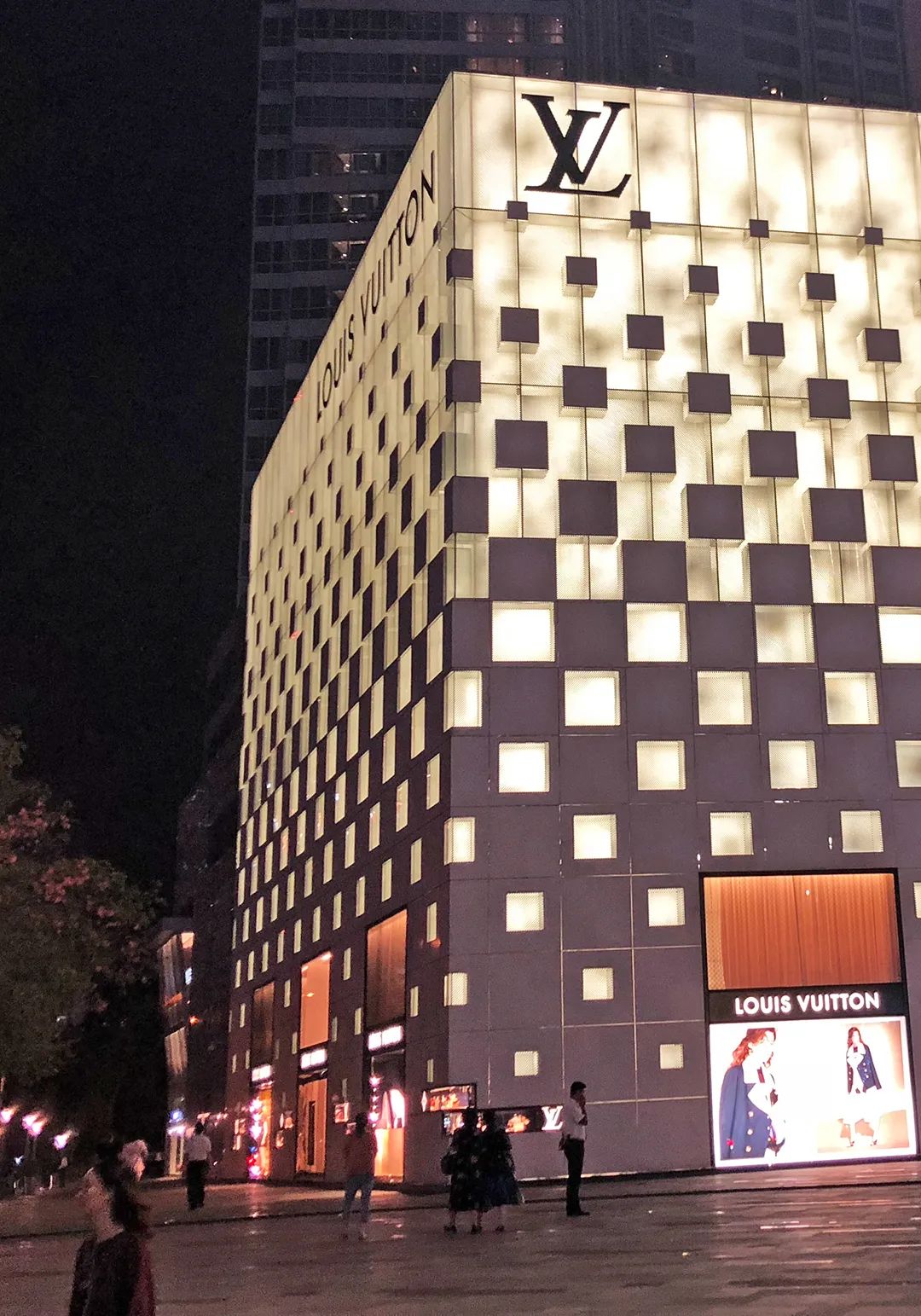 lv年入300w无收入人群,lv近十年价格变化