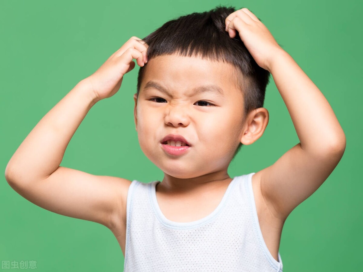 孩子生气用手拍打头部为什么,用力拍打头部