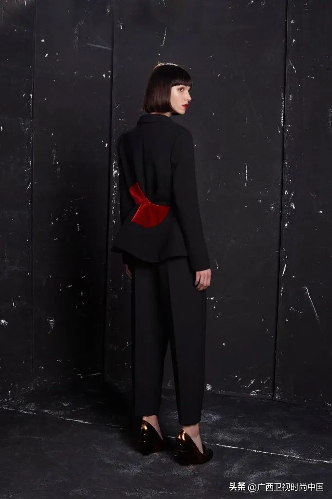 超大纱蝴蝶结怎么搭配,两个小蝴蝶结怎么搭配甜美