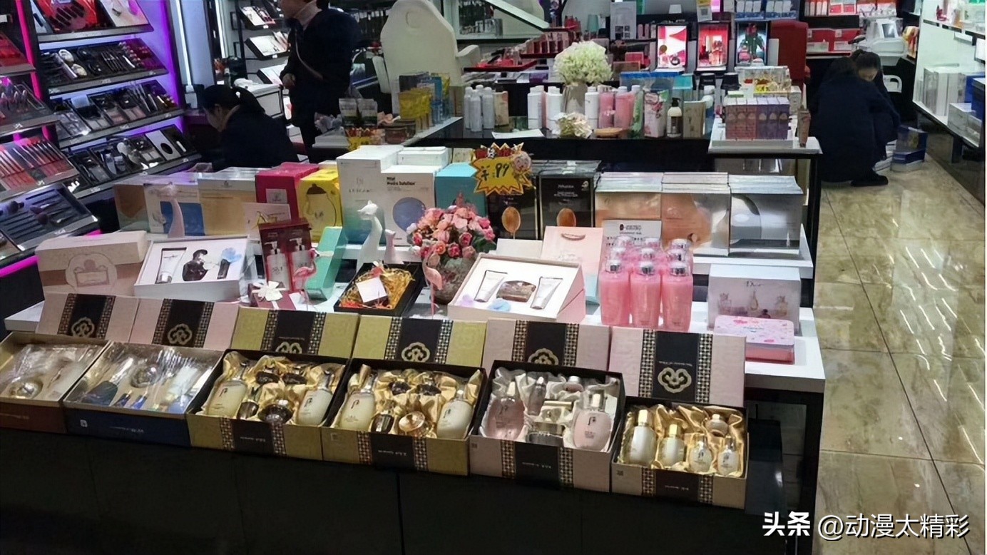 如何看待那些很显年轻的女人,怎么看待现在的女生物质