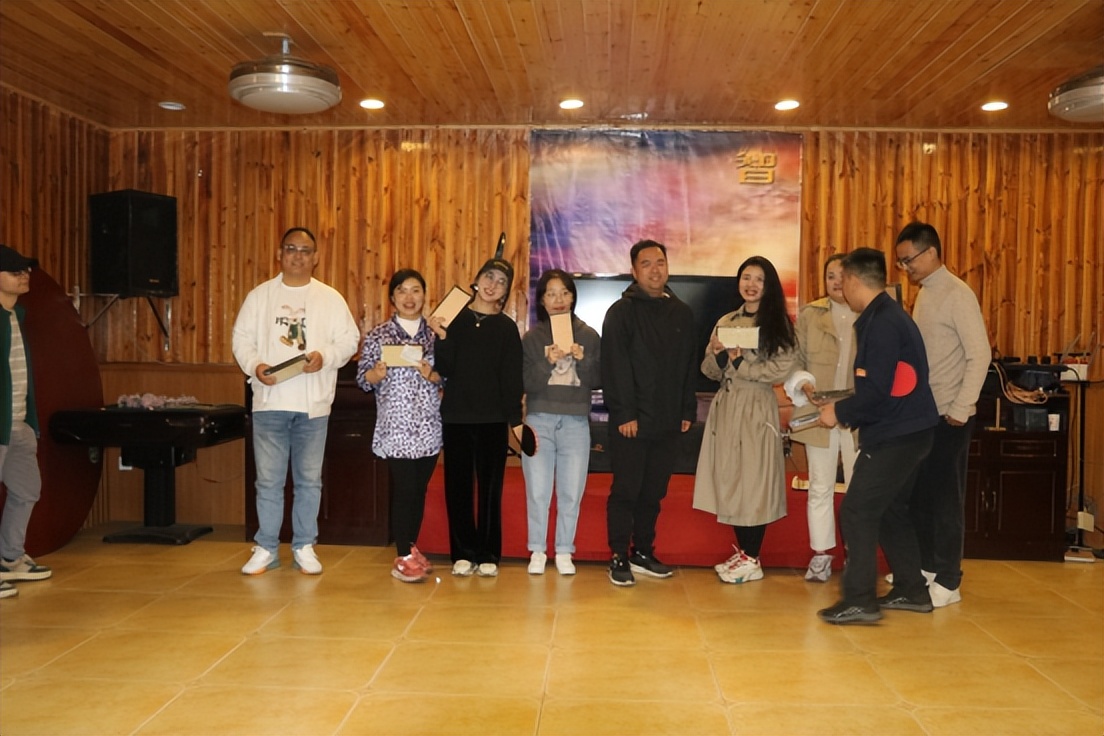 登歌乐山瞻仰革命先烈，游长寿湖欣赏春日风光