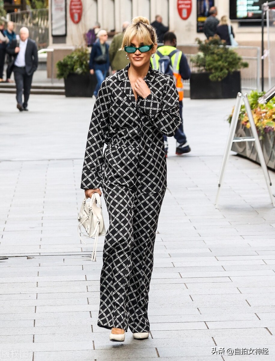 阿什利罗伯茨蓝色连衣裙 (阿什利罗伯茨黑色工装裤)