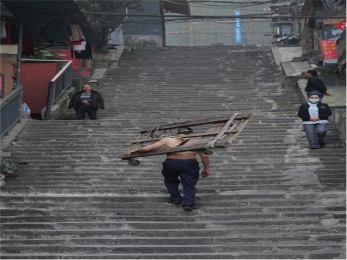 重庆网红棒棒哥冉光辉的故事,山城棒棒军冉光辉用肩膀扛出一个家