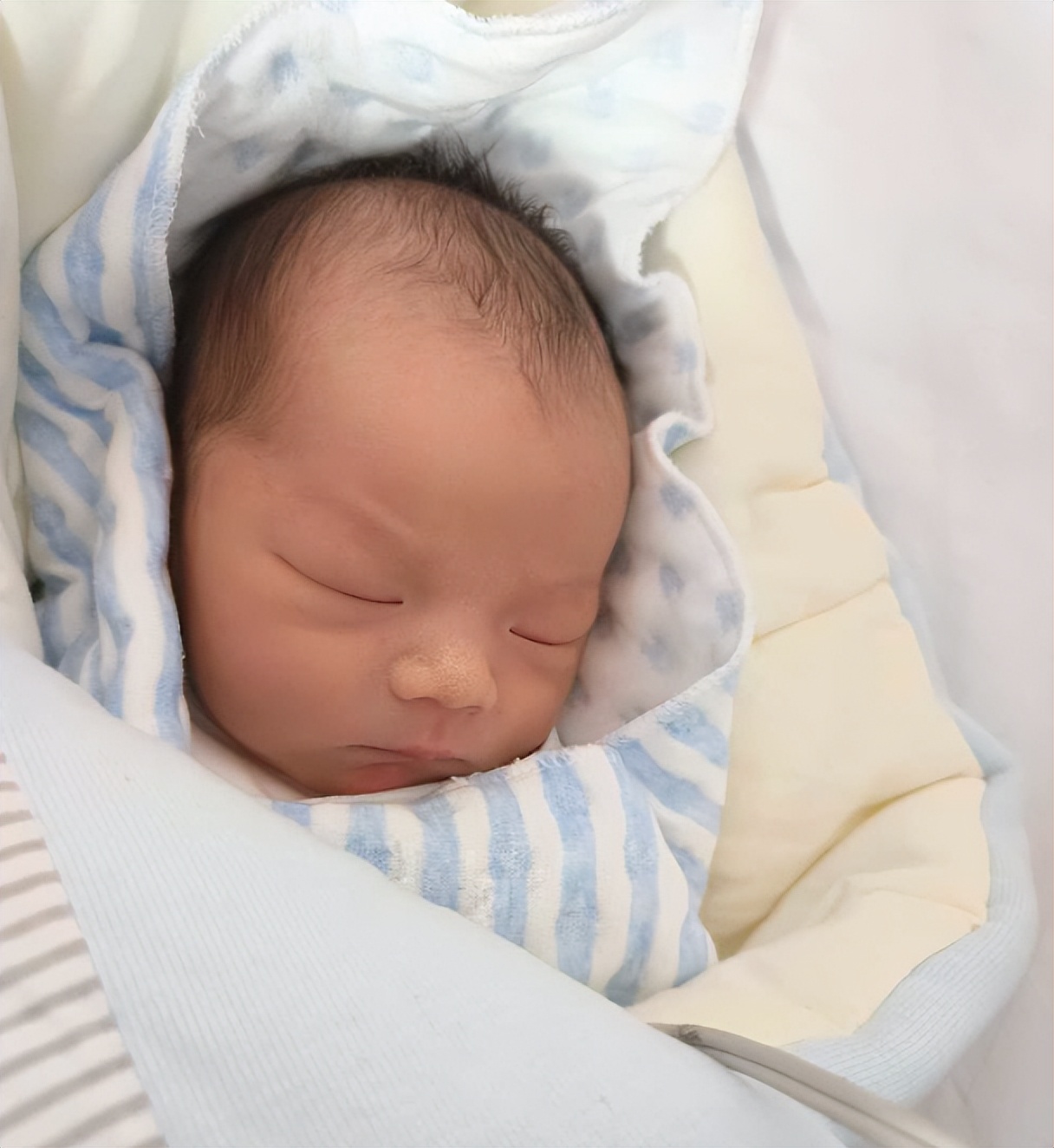 刚出生的宝宝睡觉缺乏安全感爱哭,新出生的婴儿睡觉怎么才有安全感