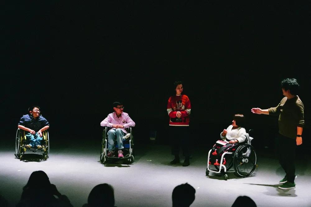 閭㈣景杞粦,閭㈣景