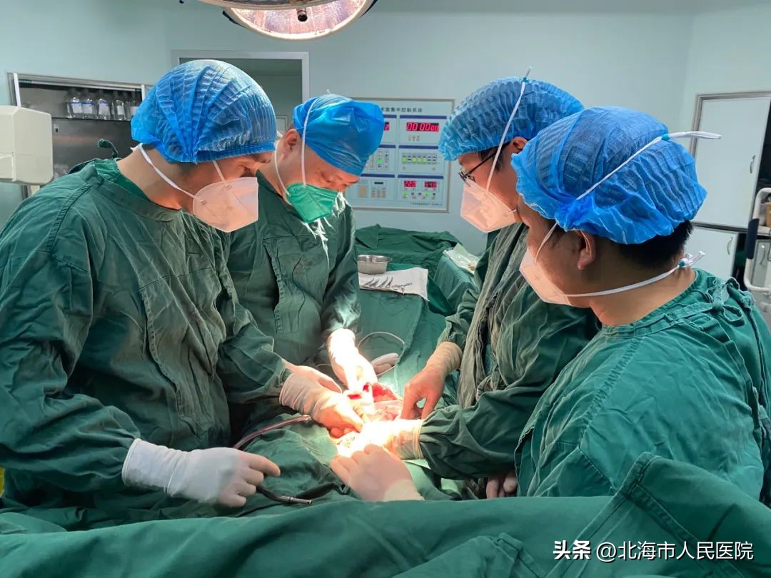 男子被十几根钢筋刺穿,北海一工人被钢筋刺穿