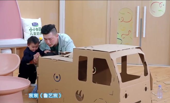 养育男孩父母坚持4个原则,养育男孩给男孩父母的养育指南