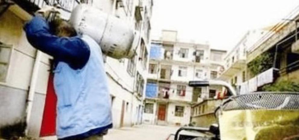 养父扛煤气罐供弃婴读博,湖北被拐小孩认亲现场