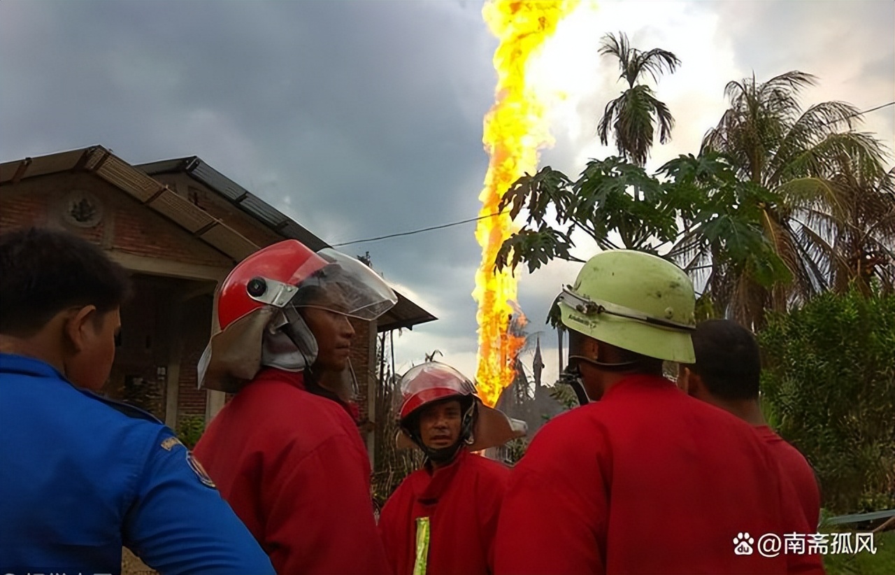 油田管道喷火怎么回事,石油开采为啥有个管子老冒火